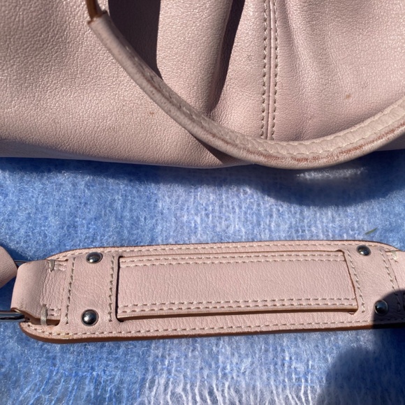 Mauve Leather Coach Handbag with removable shoulder strap - Picture 5 of 14